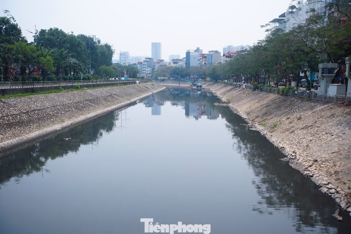 Ghi nhận của PV, sau một thời gian nạo vét, cải tạo, cảnh quan ven sông Tô Lịch được cải thiện đáng kể. Nước sông tuy vẫn còn đen nhưng không còn tình trạng rác thải nổi lềnh phềnh trên mặt nước.
