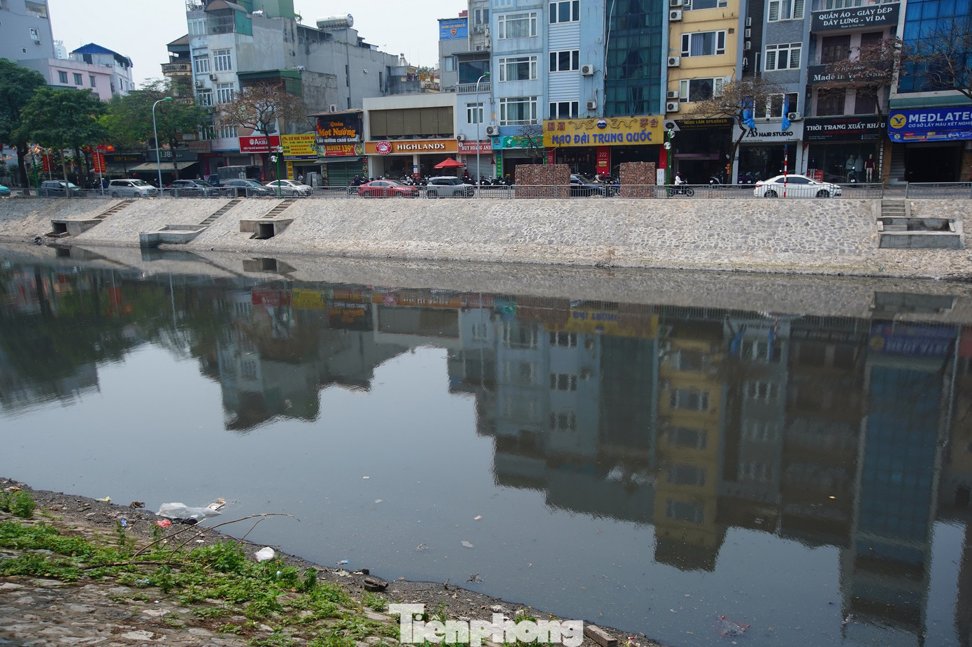 Cảnh quan hai bên bờ sông, đoạn phố Khương Đình (quận Thanh Xuân) trở nên sạch đẹp sau khi cải tạo. Cảnh quan hai bên bờ sông, đoạn phố Khương Đình (quận Thanh Xuân) trở nên sạch đẹp sau khi cải tạo.