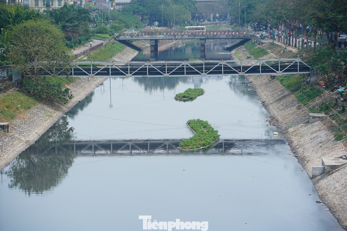 Hình ảnh sông Tô Lịch, đoạn từ ngã tư Lê Văn Lương - Láng Hạ đến cầu Cống Mọc. Hình ảnh sông Tô Lịch, đoạn từ ngã tư Lê Văn Lương - Láng Hạ đến cầu Cống Mọc.