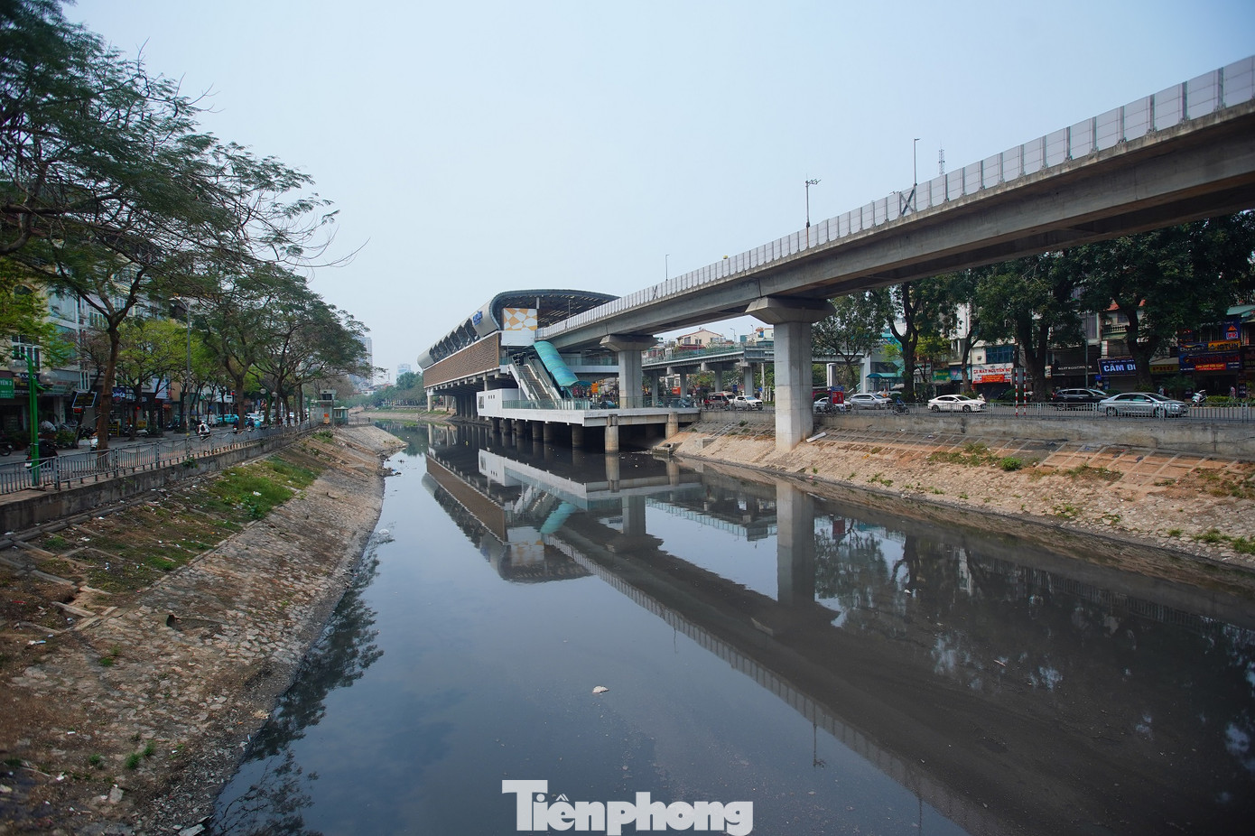 Sông Tô Lịch khu vực gần Ngã Tư Sở. Sông Tô Lịch khu vực gần Ngã Tư Sở.