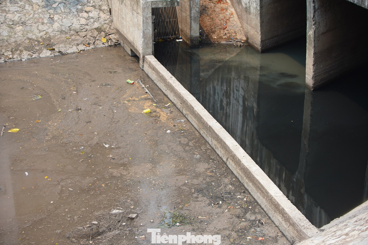 Tuy nhiên, trong nhiều năm qua, con sông này đã bị ô nhiễm nghiêm trọng, do tiếp nhận lượng lớn nước thải từ các khu dân cư và khu công nghiệp ven sông. Tuy nhiên, trong nhiều năm qua, con sông này đã bị ô nhiễm nghiêm trọng, do tiếp nhận lượng lớn nước thải từ các khu dân cư và khu công nghiệp ven sông.