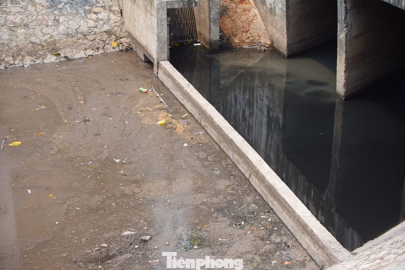 Tuy nhiên, trong nhiều năm qua, con sông này đã bị ô nhiễm nghiêm trọng, do tiếp nhận lượng lớn nước thải từ các khu dân cư và khu công nghiệp ven sông.