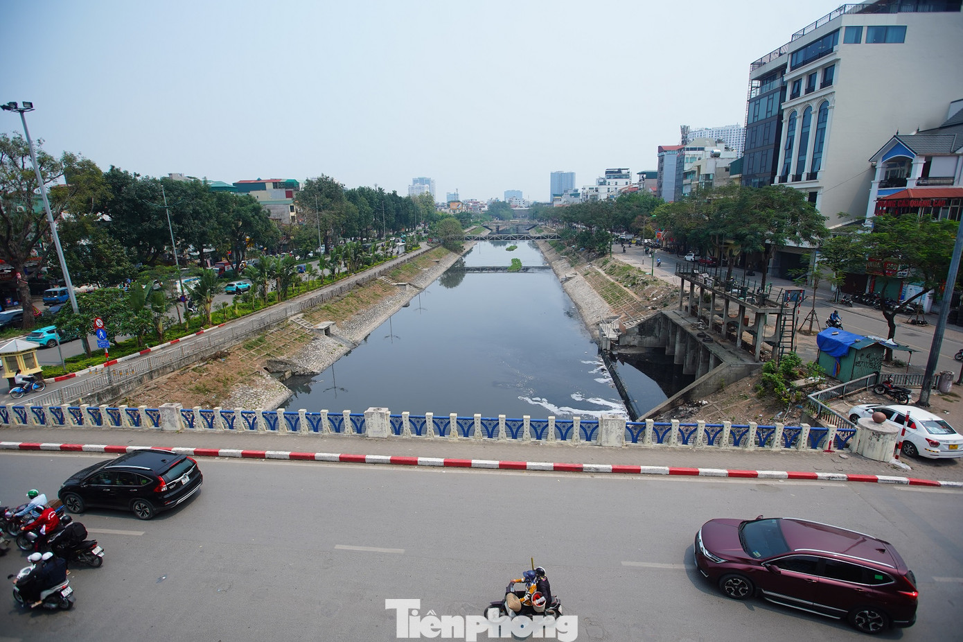 "Tuy vẫn còn mùi hôi, nước còn màu đen nhưng lòng sông đã được cải thiện đáng kể, không còn tình trạng rác thải, bùn, nước đục. Hy vọng sau khi phổ cập nước có thể thấy một dòng sông xanh sạch đẹp", anh Trường (quận Cầu Giấy, Hà Nội) chia sẻ. "Tuy vẫn còn mùi hôi, nước còn màu đen nhưng lòng sông đã được cải thiện đáng kể, không còn tình trạng rác thải, bùn, nước đục. Hy vọng sau khi phổ cập nước có thể thấy một dòng sông xanh sạch đẹp", anh Trường (quận Cầu Giấy, Hà Nội) chia sẻ.