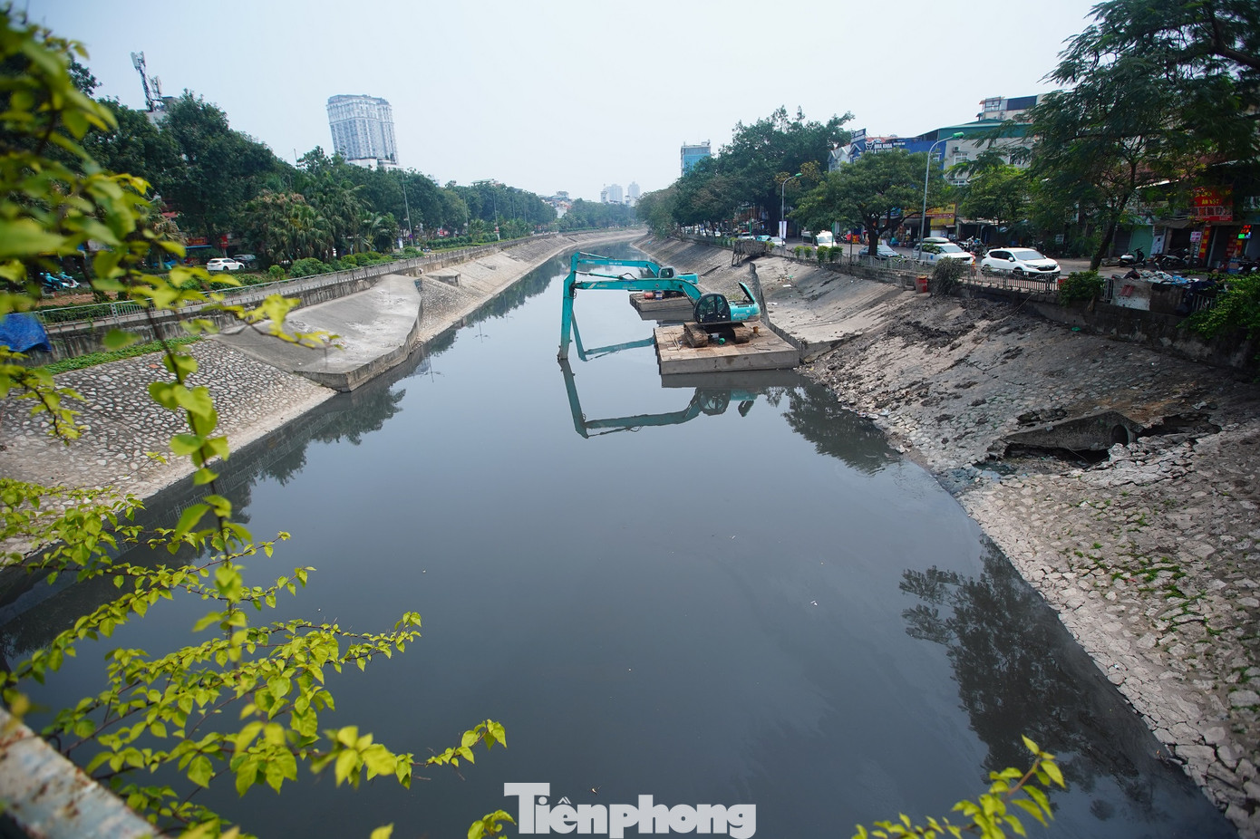 Cùng với kế hoạch bổ cập nước sông Hồng vào làm sạch sông Tô Lịch, cải tạo môi trường, cảnh quan hai bên dòng sông sắp được "thay da đổi thịt". Cùng với kế hoạch bổ cập nước sông Hồng vào làm sạch sông Tô Lịch, cải tạo môi trường, cảnh quan hai bên dòng sông sắp được "thay da đổi thịt".