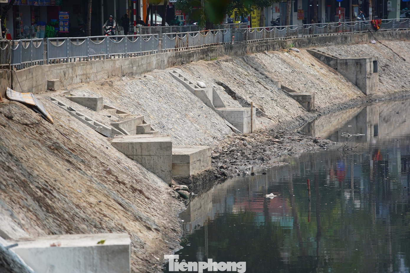 Nhiều đoạn bờ kè được cải tạo, đồng bộ. Nhiều đoạn bờ kè được cải tạo, đồng bộ.