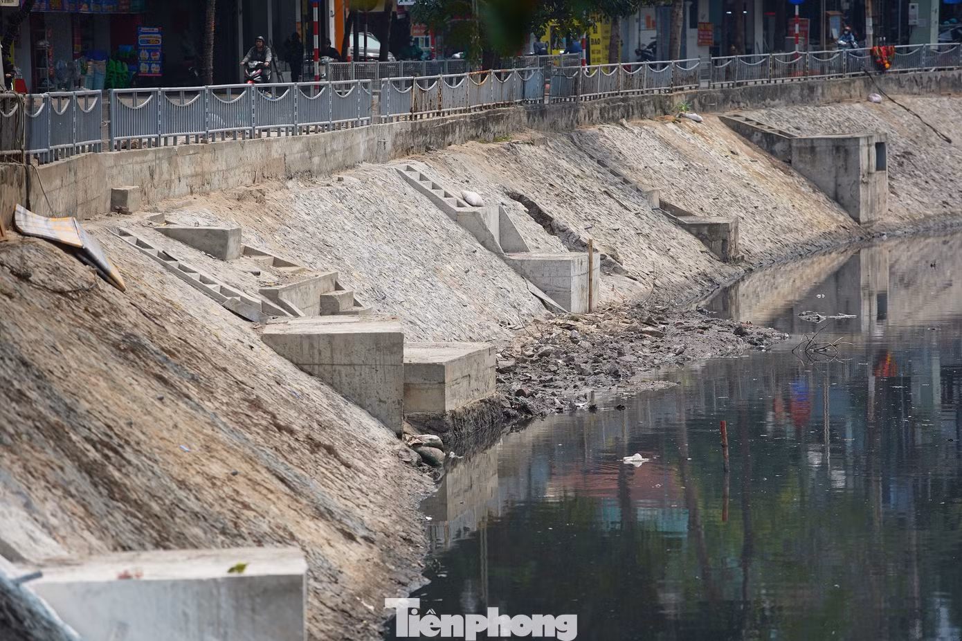 Nhiều đoạn bờ kè được cải tạo, đồng bộ.