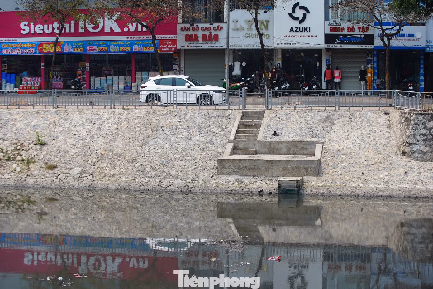 Nhiều đoạn bờ kè được cải tạo, đồng bộ.