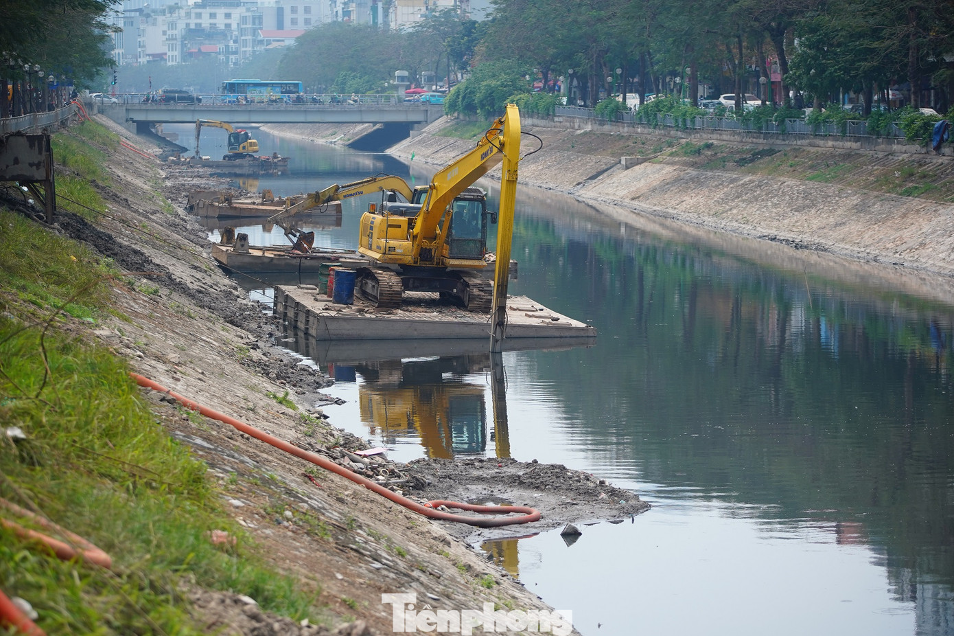 Khoảng 50.000 tấn bùn đất sẽ được nạo vét trong giai đoạn 1 cho đoạn sông Tô Lịch dài 5 km từ Hoàng Quốc Việt đến ngã Tư Sở. Khoảng 50.000 tấn bùn đất sẽ được nạo vét trong giai đoạn 1 cho đoạn sông Tô Lịch dài 5 km từ Hoàng Quốc Việt đến ngã Tư Sở.
