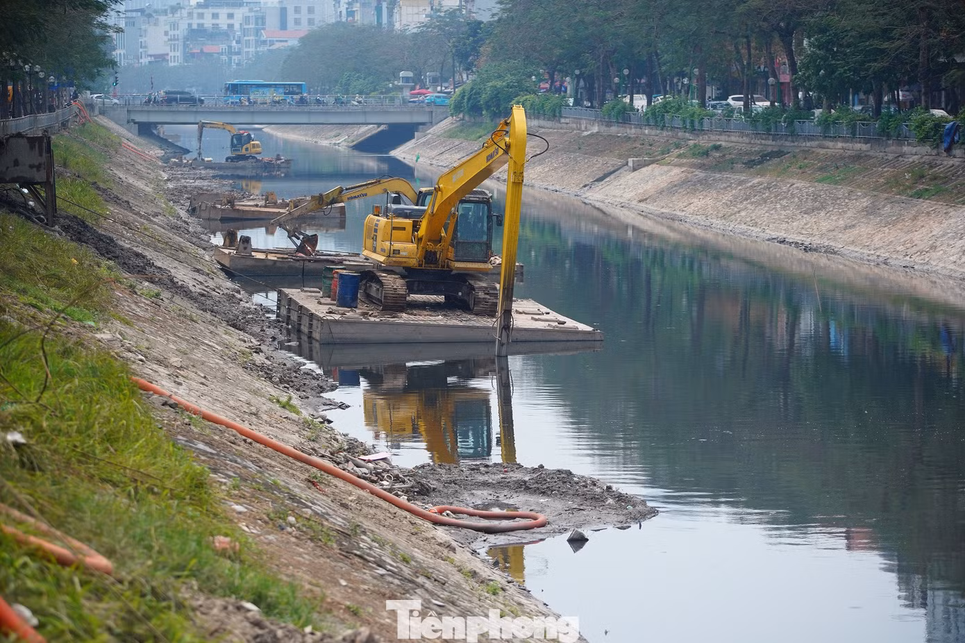 Khoảng 50.000 tấn bùn đất sẽ được nạo vét trong giai đoạn 1 cho đoạn sông Tô Lịch dài 5 km từ Hoàng Quốc Việt đến ngã Tư Sở.