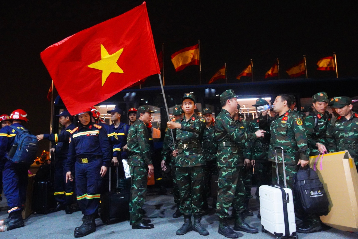 Tối 8/4, chuyến bay cất cánh từ Yangon (Myanmar) đã đưa lực lượng cứu hộ, cứu nạn của Quân đội và Công an tham gia khắc phục hậu quả động đất tại Myanmar trở về nước, hạ cánh an toàn tại sân bay quốc tế Nội Bài (Hà Nội).