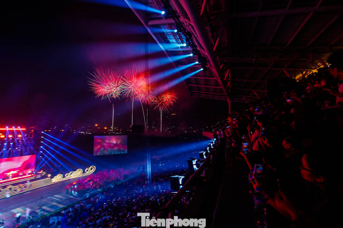Màn trình diễn kết hợp pháo hoa tầm cao 500 quả, pháo hoa tầm thấp 150 giàn và hỏa thuật 12 mạch phun đồng loạt, 240 ống phun các màu.
