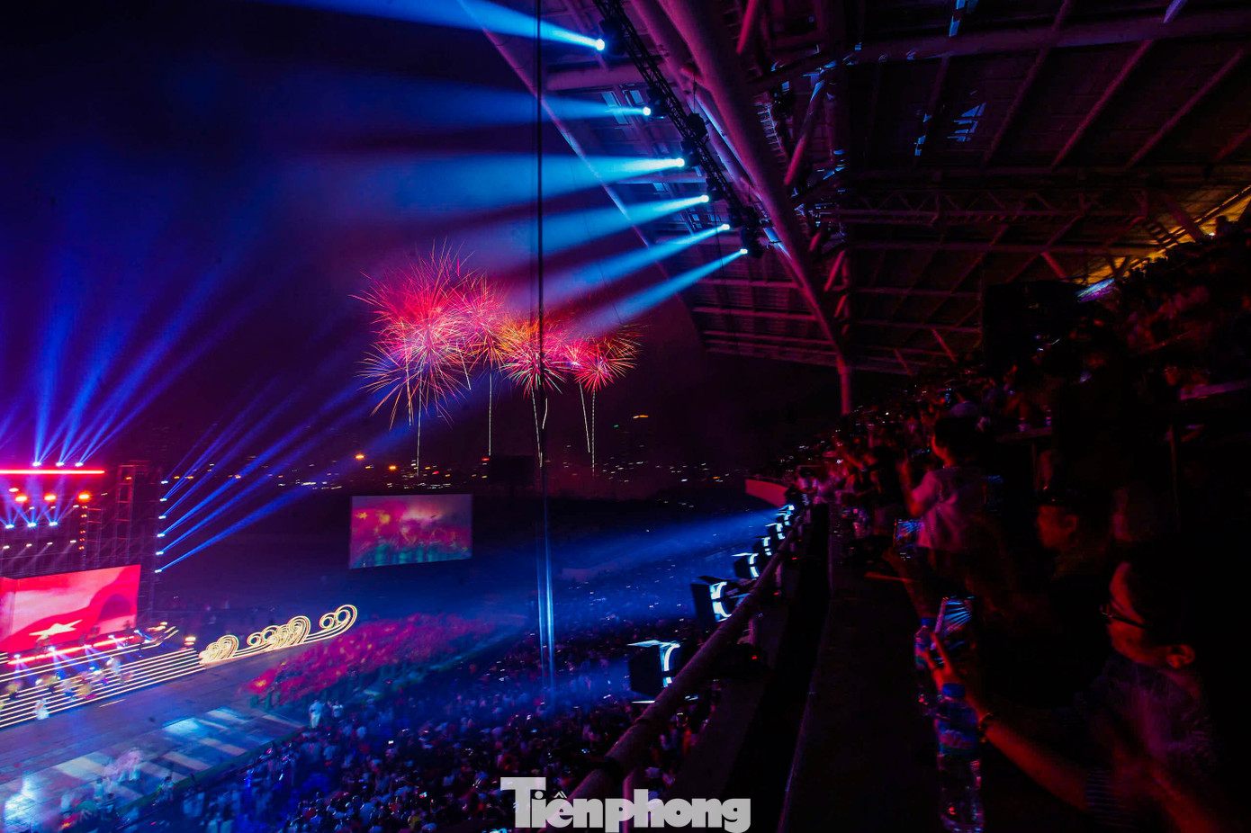 Người dân Thủ đô phấn khích với màn pháo hoa rợp trời.