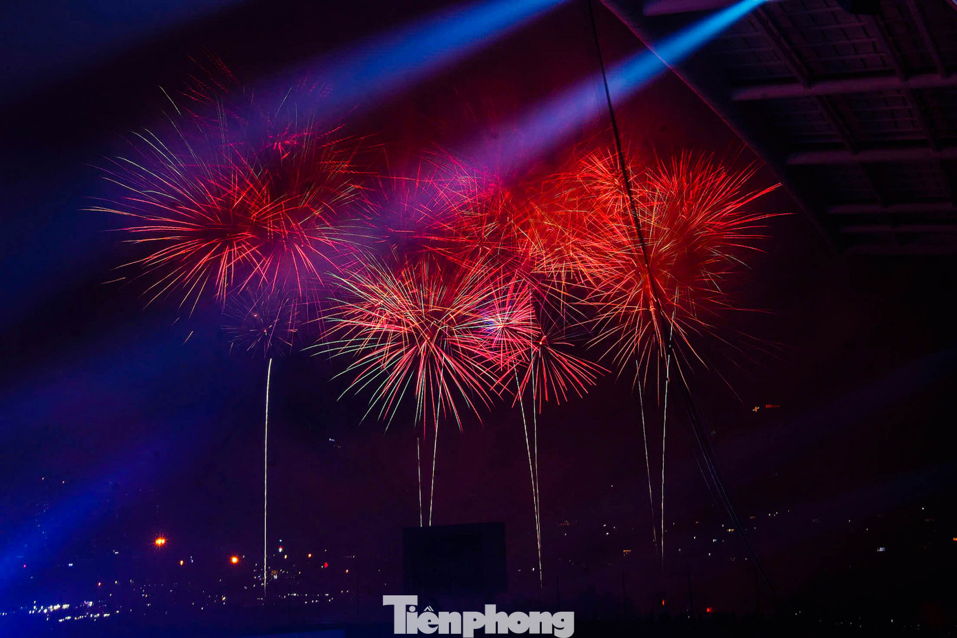 Màn pháo hoa lung linh sắc màu.