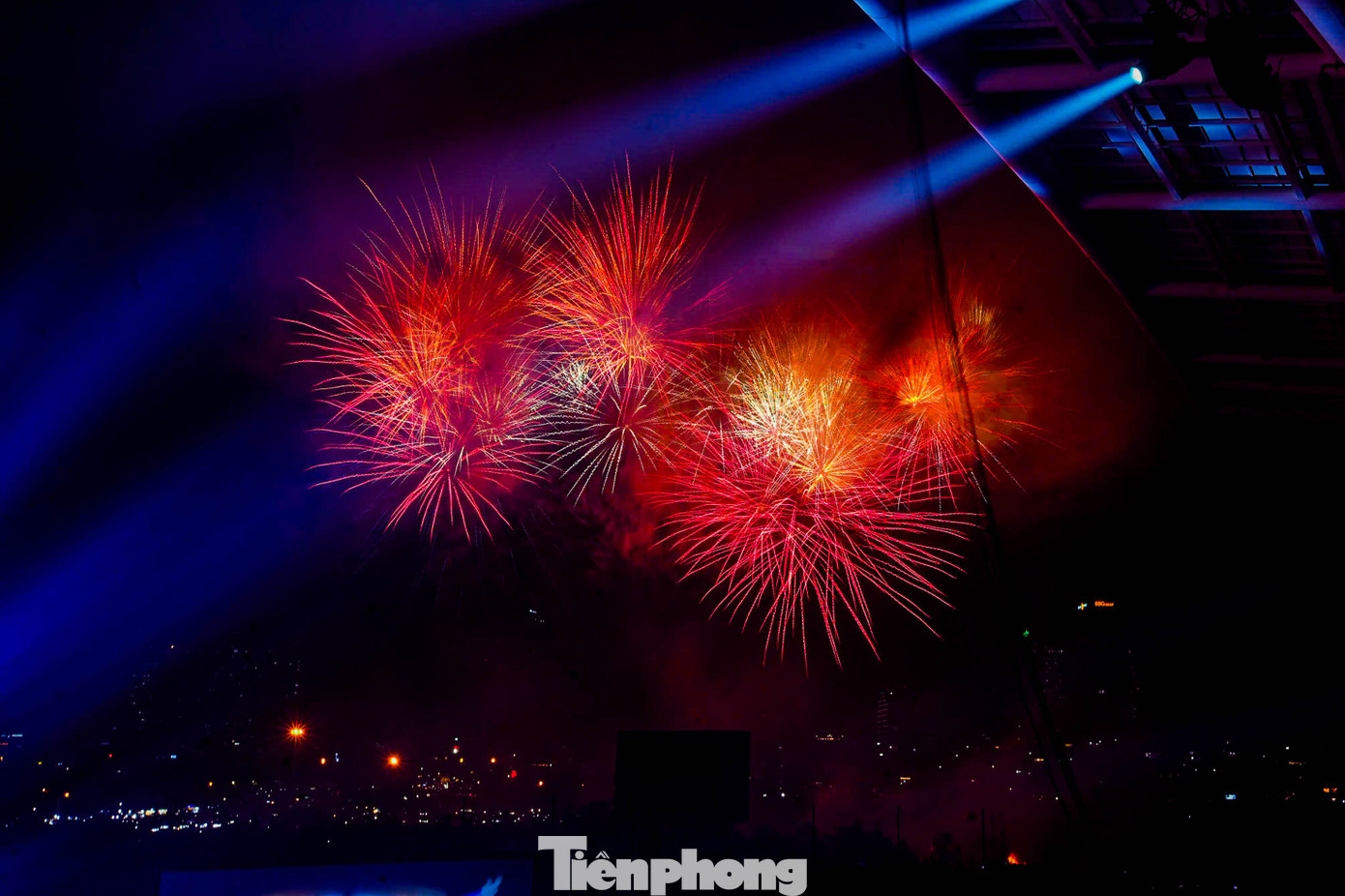 Đúng 21h45 (ngày 22/4), khi chương trình nghệ thuật "Hẹn ước Bắc Nam" kết lại, pháo hoa tầm cao kết hợp tầm thấp bắn lên bầu trời, rực sáng cả khu vực đường đua F1 và SVĐ Mỹ Đình (Hà Nội).