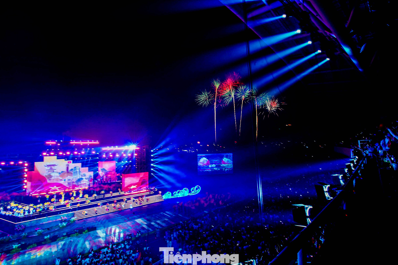 Người dân Thủ đô chiêm ngưỡng pháo hoa từ góc khán đài SVĐ Mỹ Đình.