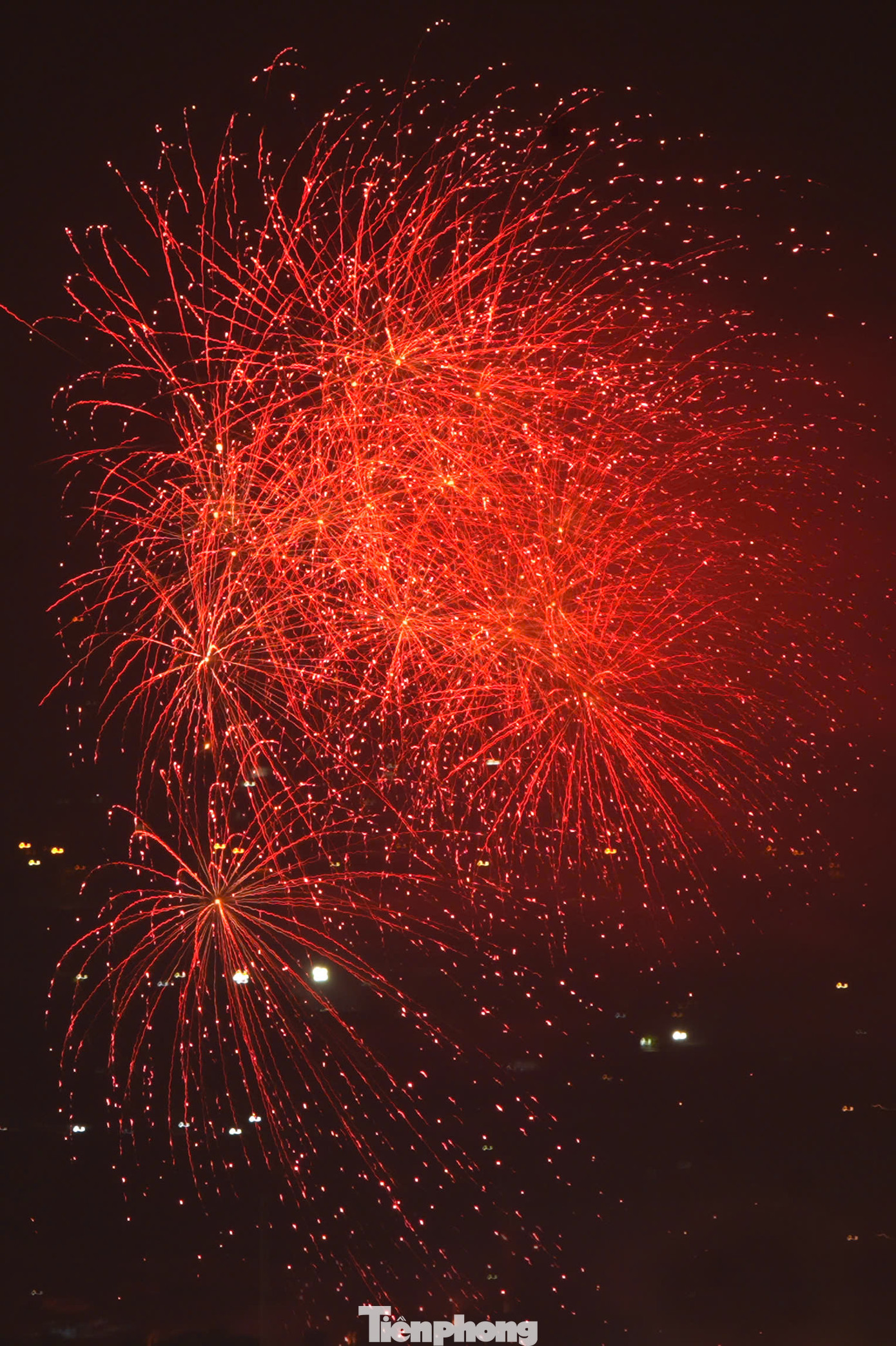 Màn bắn pháo hoa kéo dài 15 phút, kết hợp giữa pháo hoa tầm cao và tầm thấp, hiệu ứng hỏa thuật.