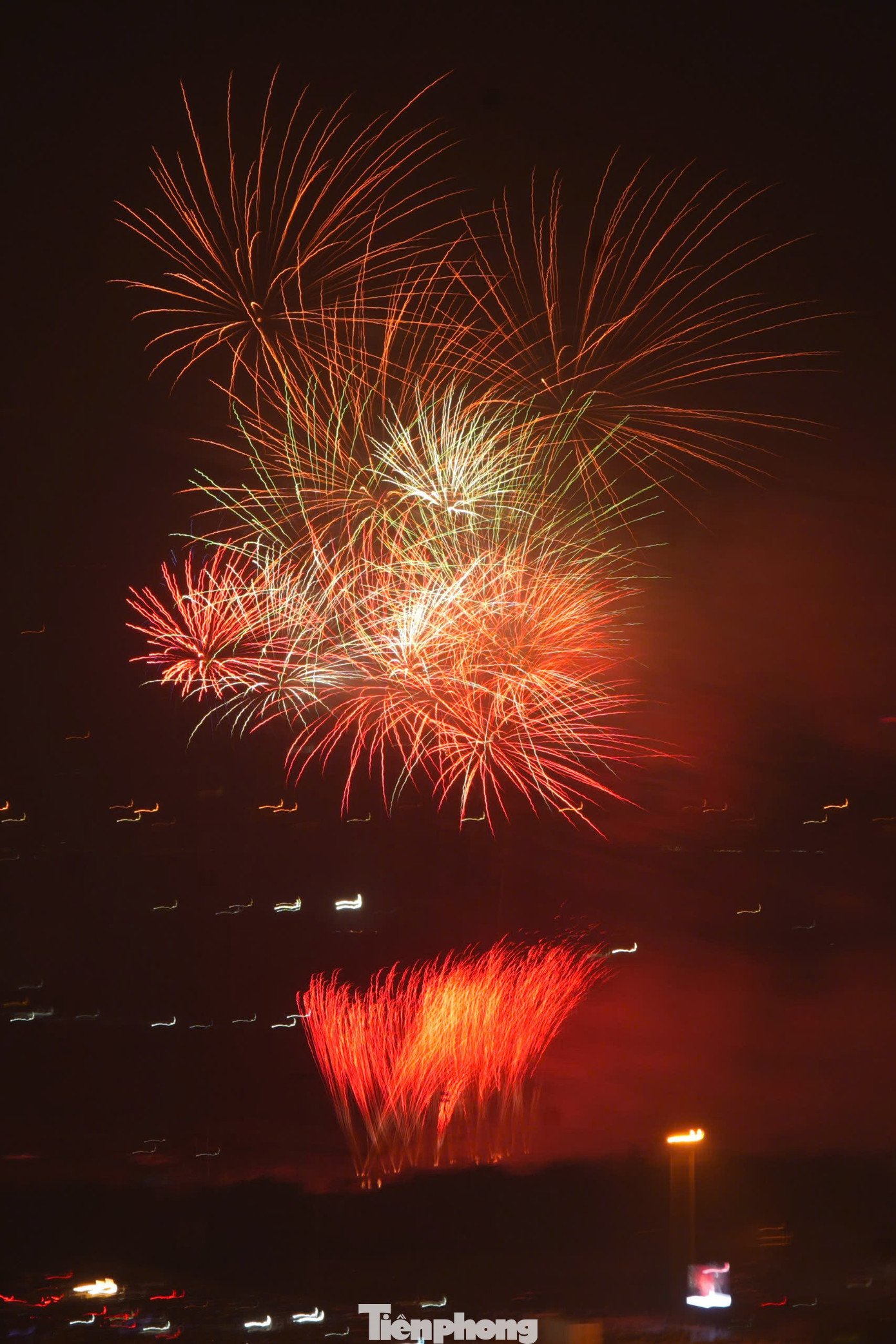 Màn bắn pháo hoa kéo dài 15 phút, kết hợp giữa pháo hoa tầm cao và tầm thấp, hiệu ứng hỏa thuật.