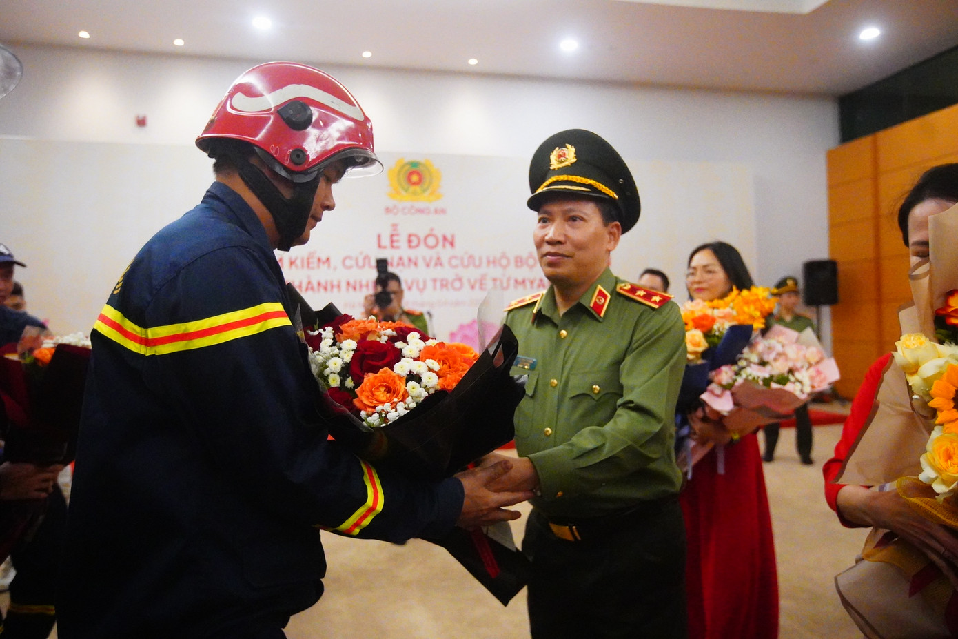 Thứ trưởng Bộ Công an Lê Văn Tuyến tặng hoa các chiến sĩ.