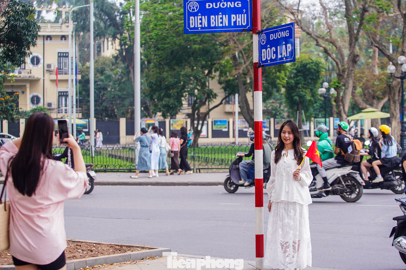 Người dân check-in với đường Độc Lập.