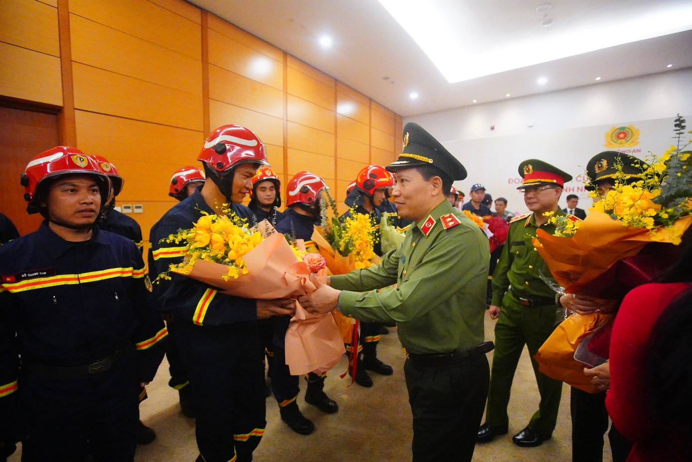 Thứ trưởng Bộ Công an Lê Văn Tuyến tặng hoa các chiến sĩ.