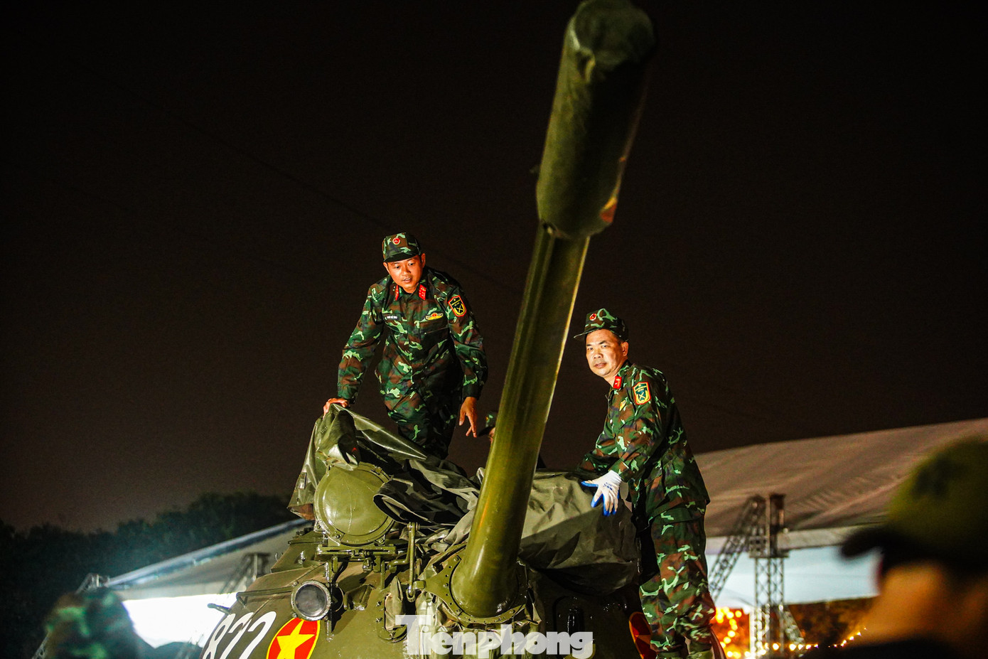 Xe tăng sau khi được đưa vào đúng vị trí, các chiến sĩ tiến hành phủ bạt.