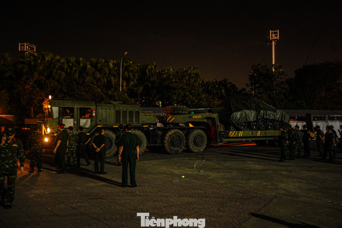 Khoảng 21h ngày 19/4, hai chiếc xe tăng T-54 số hiệu 822 và 173 được Trường Trung cấp kỹ thuật Tăng thiết giáp vận chuyển về SVĐ Mỹ Đình để phục vụ chương trình chính luận nghệ thuật "Hẹn ước Bắc - Nam" diễn ra vào tối 22/4.