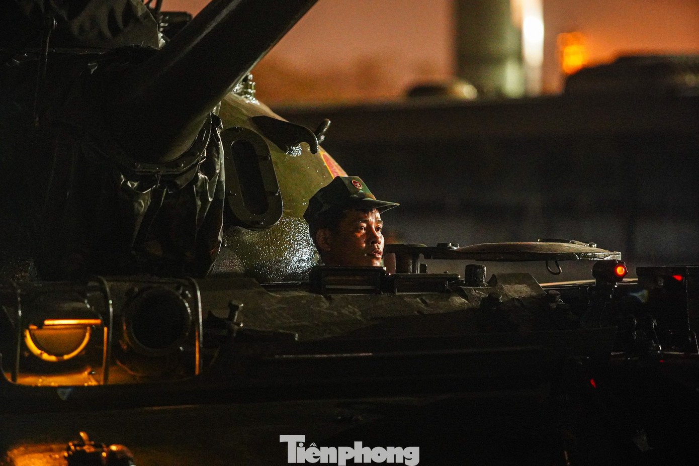 Hình ảnh chiến sĩ lái xe tăng di chuyển trong khu vực SVĐ Mỹ Đình.