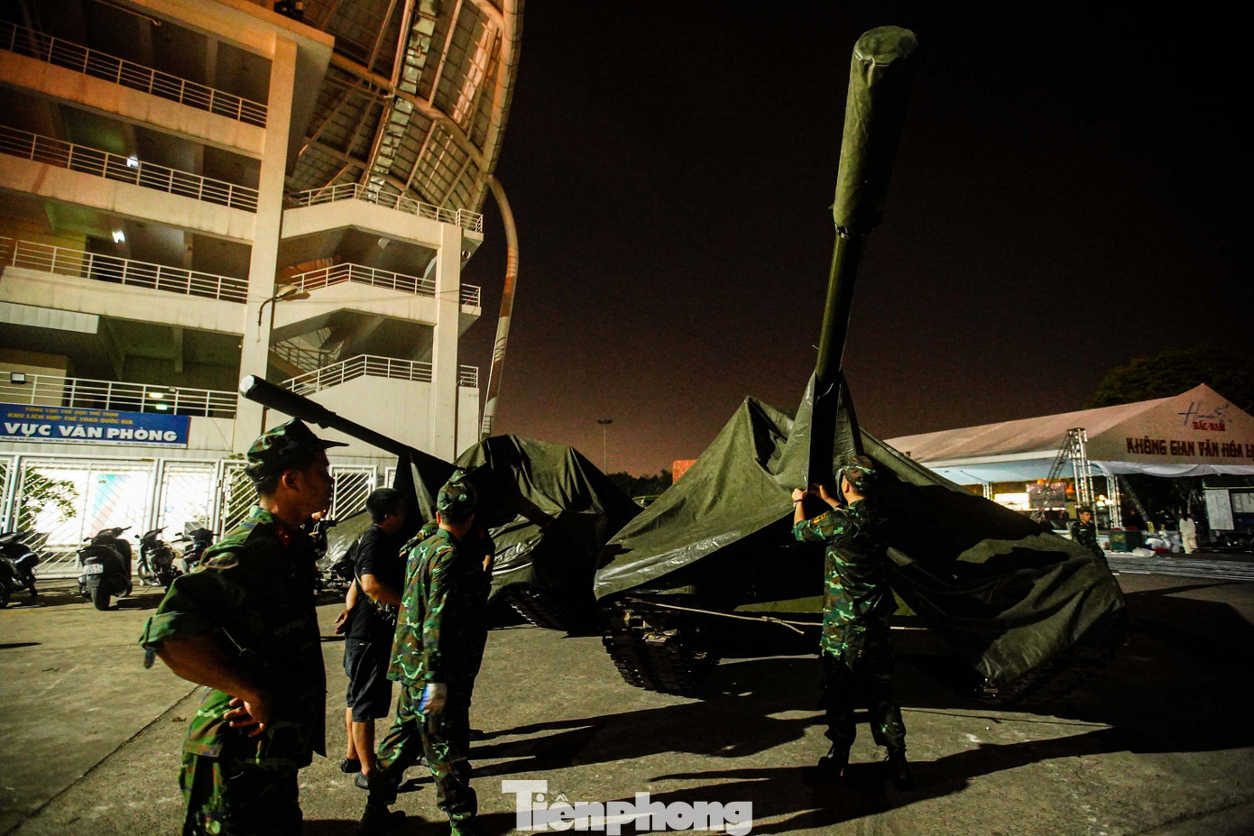 Sau gần 1 giờ đồng hồ, hai chiếc xe tăng đã vào vị trí tập kết ở gần khán đài A chuẩn bị cho chương trình chính luận nghệ thuật cấp quốc gia "Hẹn ước Bắc Nam" vào tối ngày 22/4.