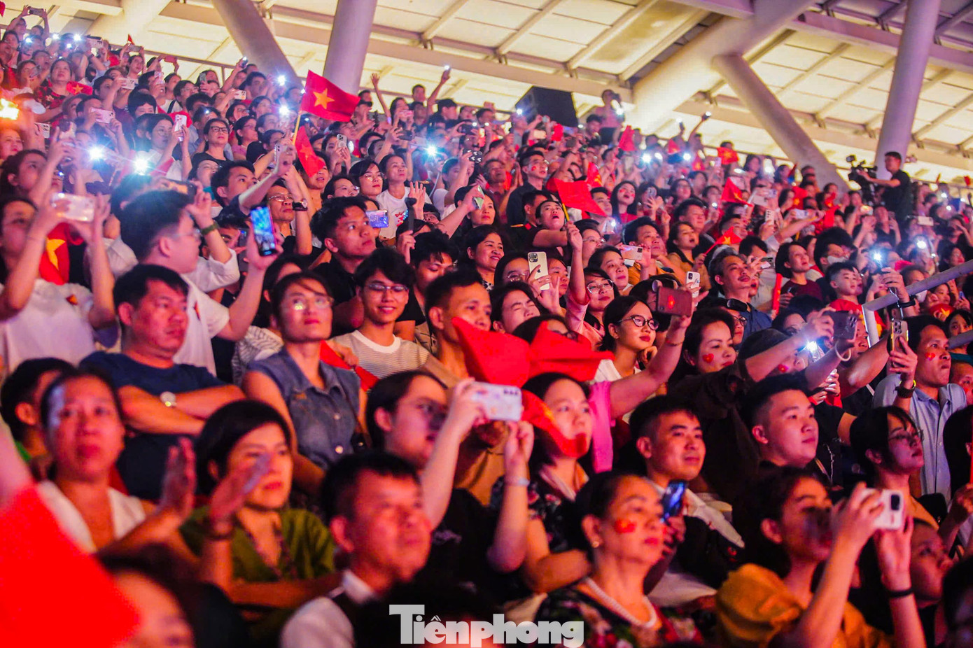 Hàng nghìn khán giả theo dõi chương trình nghệ thuật chính luận Hẹn ước Bắc - Nam được sống trong không khí hào hùng.