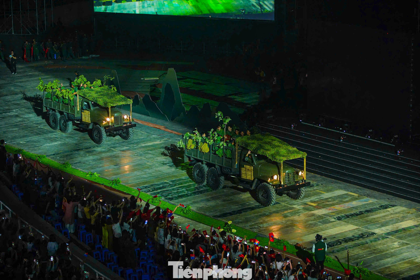 Chương trình đã tái hiện những hình ảnh đẹp, oai hùng như những trận đánh lịch sử, những đoàn quân hành quân qua sông, bối cảnh đường Trường Sơn huyền thoại, những đoàn xe tăng thần tốc tiến vào Dinh Độc Lập, những con thuyền rẽ sóng trên dòng Bến Hải lịch sử, khung cảnh hân hoan ngày non sông thống nhất... Khán giả được chứng kiến hình ảnh xe tăng, thuyền chèo tay, ô tô Zin chở quân, cùng hình tượng cánh cổng hòa bình mở ra tương lai – tất cả tạo nên một bức tranh sống động về chặng đường 50 năm qua của dân tộc