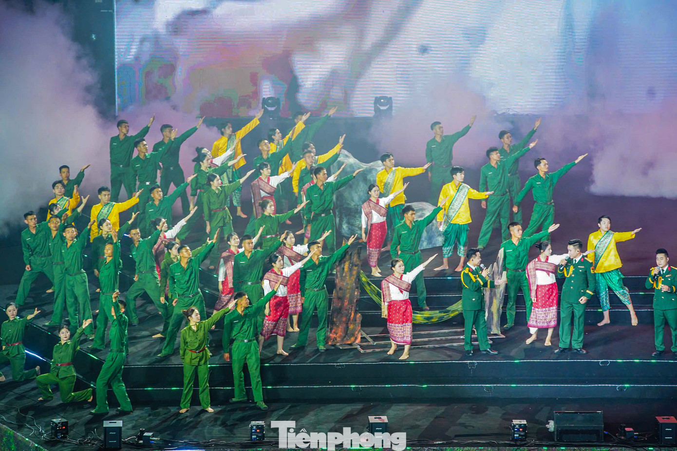 Đồng thời, chương trình tái hiện tinh thần “Xếp bút nghiên lên đường ra trận”; những bước chân “thần tốc, thần tốc hơn nữa – táo bạo, táo bạo hơn nữa – tranh thủ từng giờ, từng phút xốc tới mặt trận, giải phóng miền Nam” của Chiến dịch Hồ Chí Minh; lời hiệu triệu kết nối chung một cơ đồ.