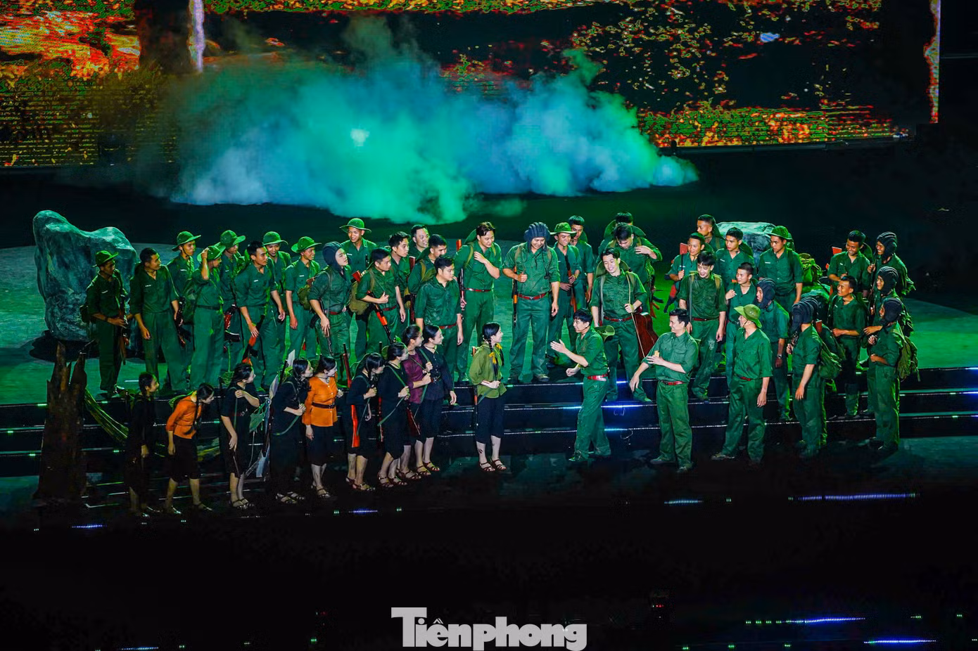 Đồng thời, chương trình tái hiện tinh thần “Xếp bút nghiên lên đường ra trận”; những bước chân “thần tốc, thần tốc hơn nữa – táo bạo, táo bạo hơn nữa – tranh thủ từng giờ, từng phút xốc tới mặt trận, giải phóng miền Nam” của Chiến dịch Hồ Chí Minh; lời hiệu triệu kết nối chung một cơ đồ.