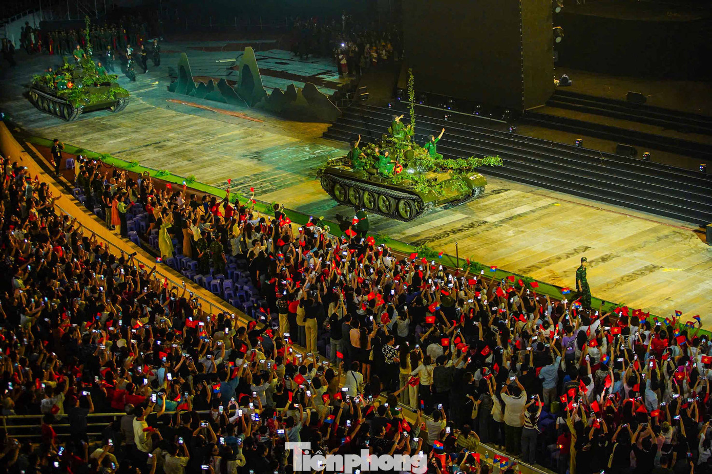 Chương trình đã tái hiện những hình ảnh đẹp, oai hùng như những trận đánh lịch sử, những đoàn quân hành quân qua sông, bối cảnh đường Trường Sơn huyền thoại, những đoàn xe tăng thần tốc tiến vào Dinh Độc Lập, những con thuyền rẽ sóng trên dòng Bến Hải lịch sử, khung cảnh hân hoan ngày non sông thống nhất... Khán giả được chứng kiến hình ảnh xe tăng, thuyền chèo tay, ô tô Zin chở quân, cùng hình tượng cánh cổng hòa bình mở ra tương lai – tất cả tạo nên một bức tranh sống động về chặng đường 50 năm qua của dân tộc