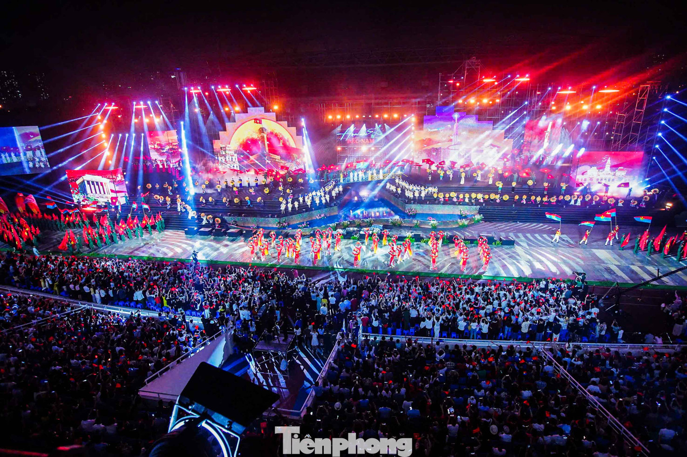 Tối 22/4, tại Sân vận động Quốc gia Mỹ Đình (Hà Nội) diễn ra chương trình nghệ thuật chính luận Hẹn ước Bắc – Nam với chủ đề “Khát vọng thống nhất, ký ức hào hùng”. Đây là chương trình kỷ niệm cấp Quốc gia, do Ban Tuyên giáo và dân vận Trung ương chủ trì, phối hợp với Bộ VH-TT&DL, Tổng cục Chính trị QĐND Việt Nam, Thành phố Hà Nội chỉ đạo Trung tâm PT-TH Quân đội thực hiện.