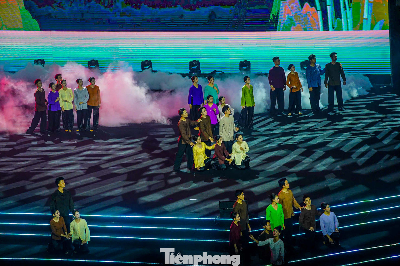 Đồng thời, chương trình tái hiện tinh thần “Xếp bút nghiên lên đường ra trận”; những bước chân “thần tốc, thần tốc hơn nữa – táo bạo, táo bạo hơn nữa – tranh thủ từng giờ, từng phút xốc tới mặt trận, giải phóng miền Nam” của Chiến dịch Hồ Chí Minh; lời hiệu triệu kết nối chung một cơ đồ.