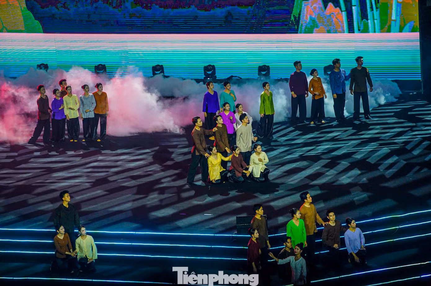 Đồng thời, chương trình tái hiện tinh thần “Xếp bút nghiên lên đường ra trận”; những bước chân “thần tốc, thần tốc hơn nữa – táo bạo, táo bạo hơn nữa – tranh thủ từng giờ, từng phút xốc tới mặt trận, giải phóng miền Nam” của Chiến dịch Hồ Chí Minh; lời hiệu triệu kết nối chung một cơ đồ.