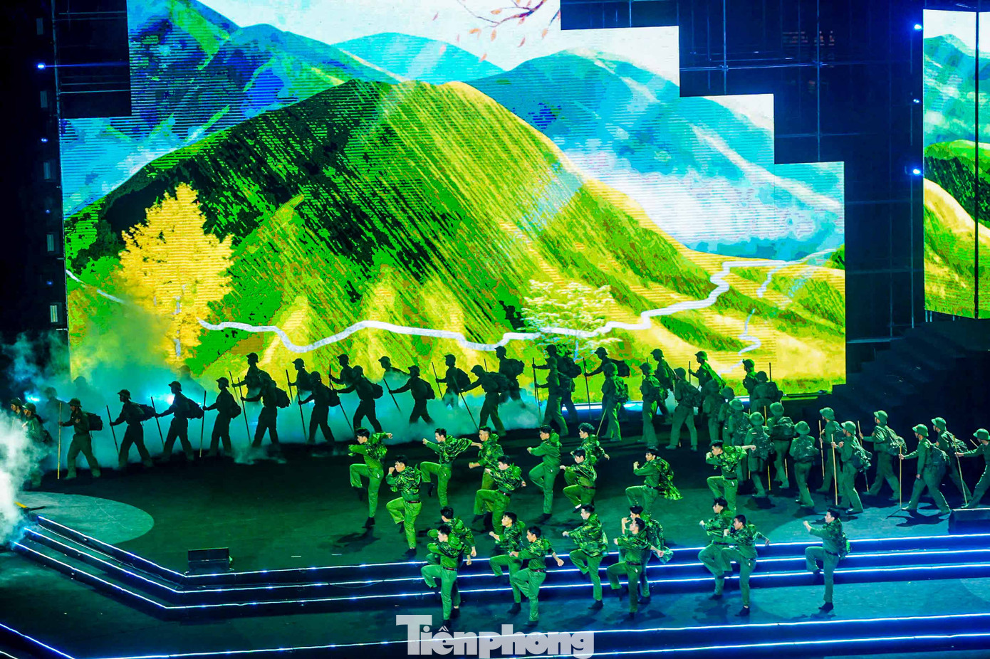 Đồng thời, chương trình tái hiện tinh thần “Xếp bút nghiên lên đường ra trận”; những bước chân “thần tốc, thần tốc hơn nữa – táo bạo, táo bạo hơn nữa – tranh thủ từng giờ, từng phút xốc tới mặt trận, giải phóng miền Nam” của Chiến dịch Hồ Chí Minh; lời hiệu triệu kết nối chung một cơ đồ.