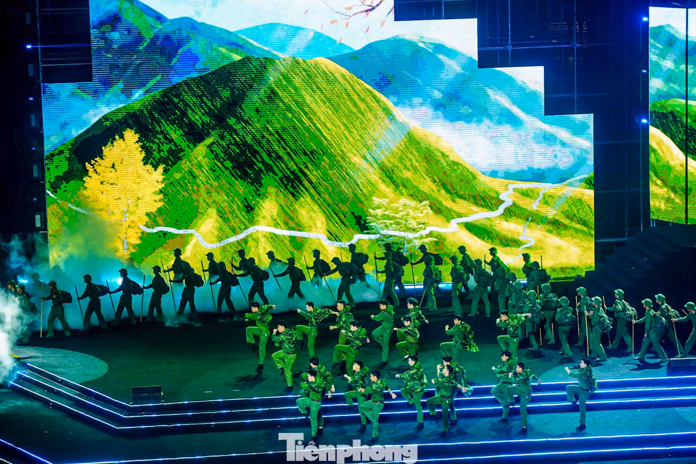 Đồng thời, chương trình tái hiện tinh thần “Xếp bút nghiên lên đường ra trận”; những bước chân “thần tốc, thần tốc hơn nữa – táo bạo, táo bạo hơn nữa – tranh thủ từng giờ, từng phút xốc tới mặt trận, giải phóng miền Nam” của Chiến dịch Hồ Chí Minh; lời hiệu triệu kết nối chung một cơ đồ.