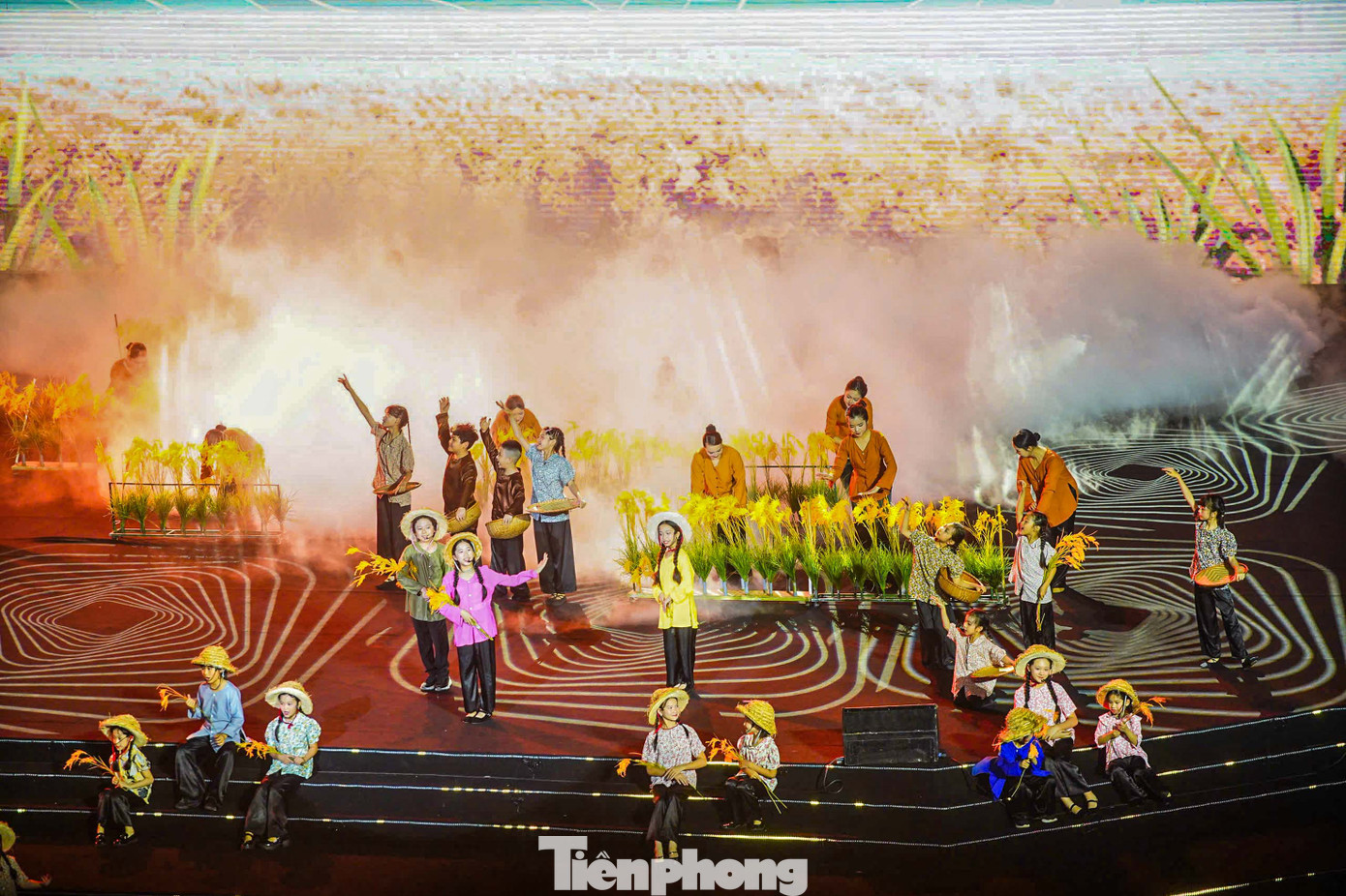 Chương trình diễn ra trên sân khấu thực cảnh hoành tráng quy mô lớn, lên tới 2.700m2, chia 2 khối so le thể hiện 2 miền Bắc - Nam, ở giữa có cây cầu Hiền Lương bắc qua sông Bến Hải. Chương trình sử dụng công nghệ trình chiếu 3D mapping được chiếu lên màn nước và âm thanh vòm Soundscape; ánh sáng laser...