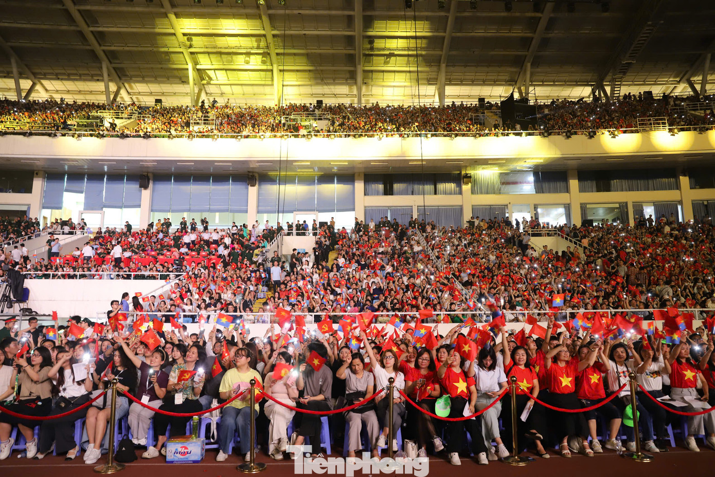 Hàng nghìn khán giả theo dõi chương trình nghệ thuật chính luận Hẹn ước Bắc - Nam được sống trong không khí hào hùng.