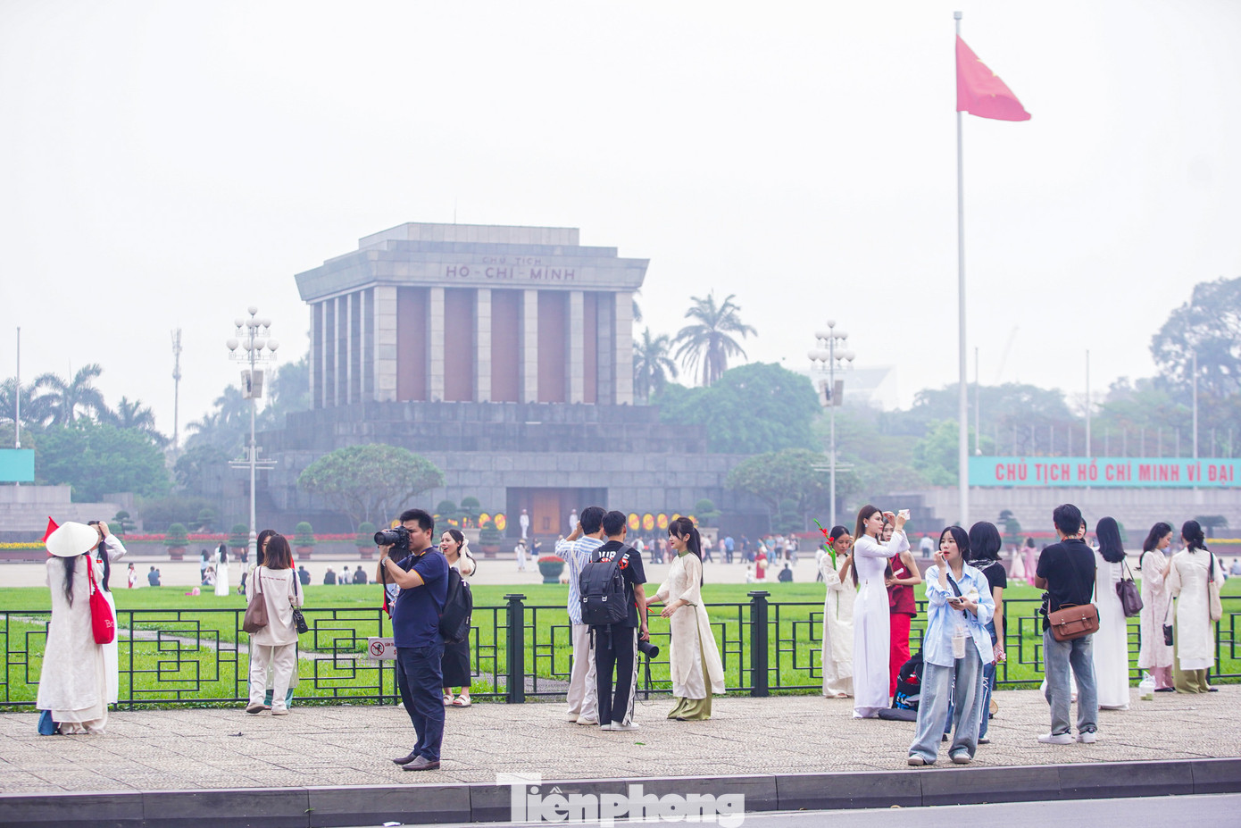 Hơn 2 tuần nữa đến Lễ kỷ niệm 50 năm Giải phóng miền Nam, thống nhất đất nước (30/4/1975 - 30/4/2025), nhưng tại khu vực Quảng trường Ba Đình (Hà Nội) đã thu hút nhiều người dân và du khách, cùng với những bộ trang phục áo dài...đến chụp ảnh cùng lá quốc kỳ.
