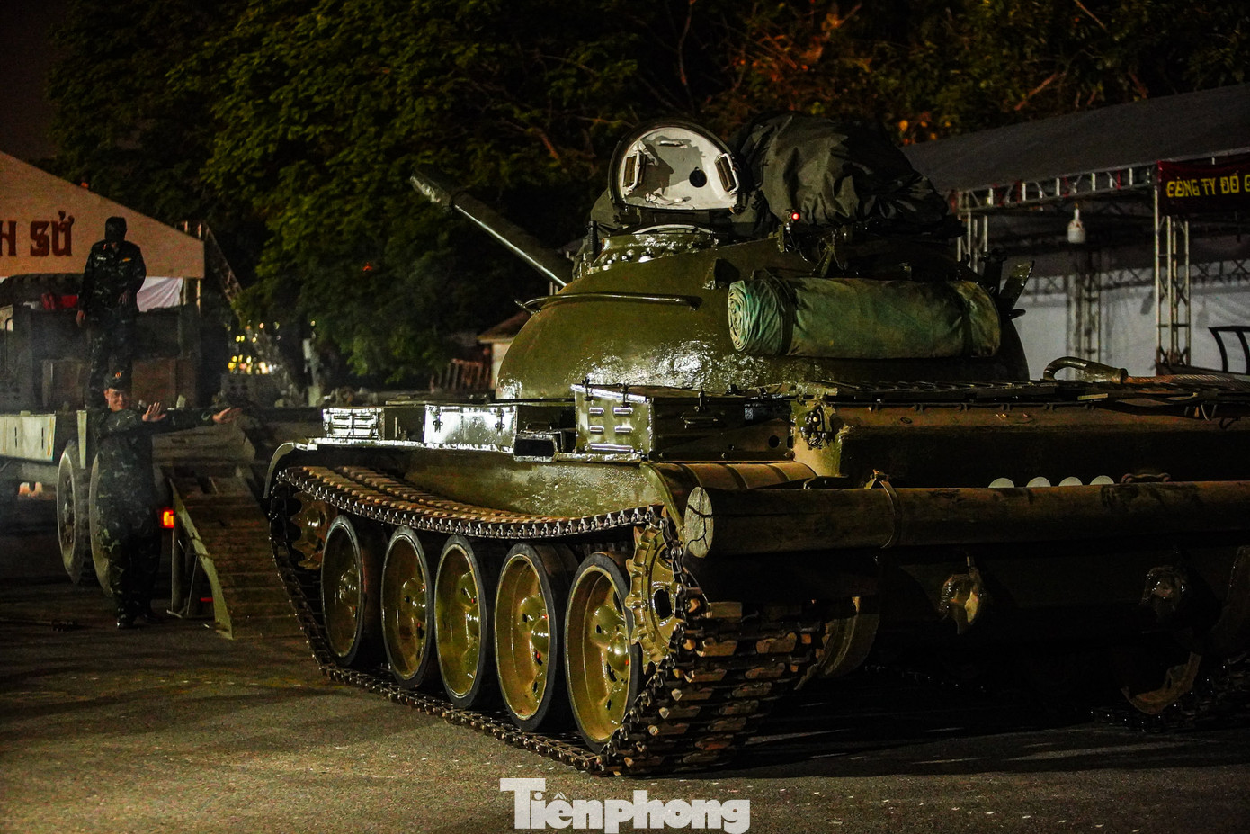 Hai chiếc xe tăng T-54 đưa về SVĐ Mỹ Đình nặng tới 36 tấn.