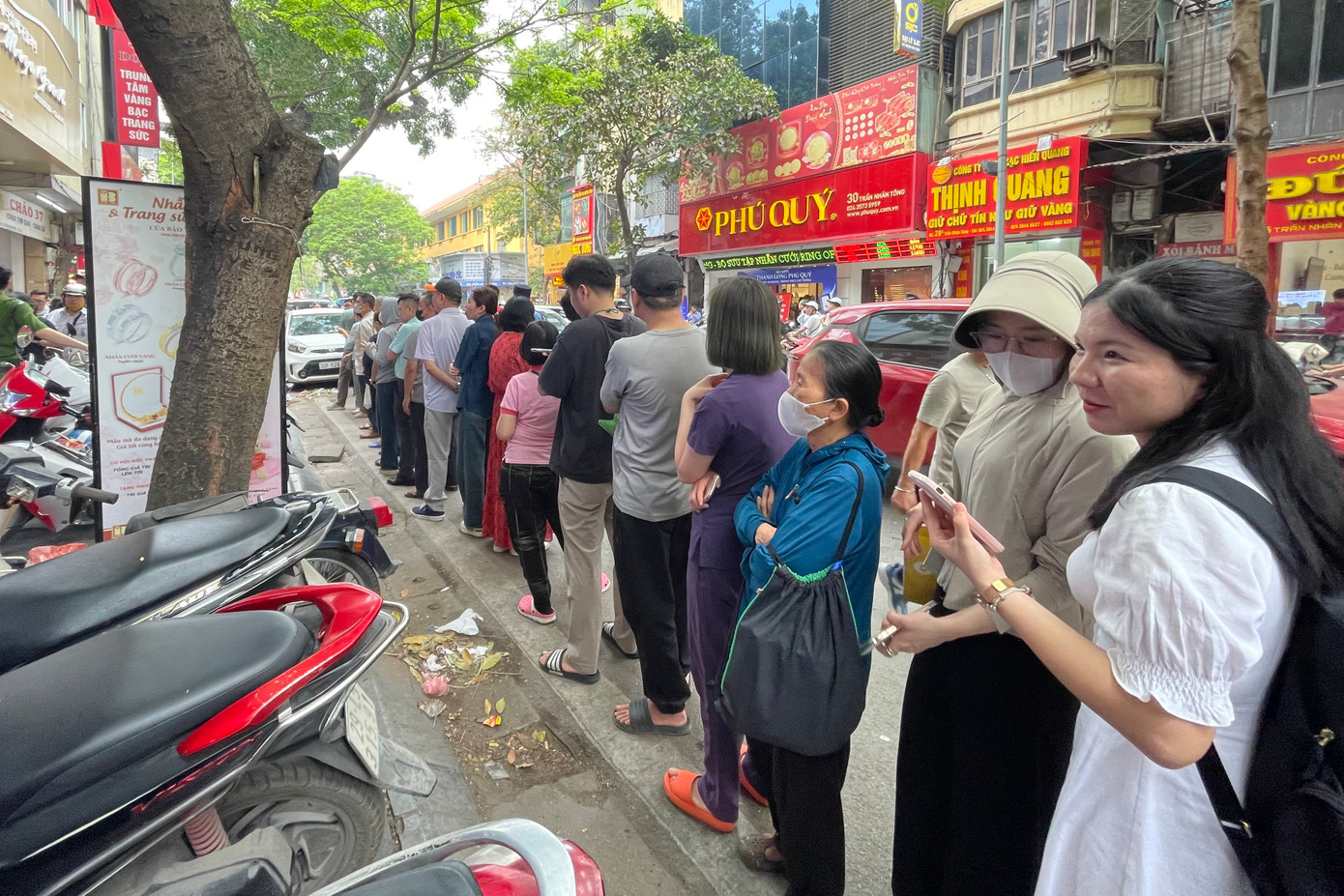 Khách hàng kiên nhẫn xếp hàng hàng giờ đồng hồ chỉ để mua từng chỉ vàng.