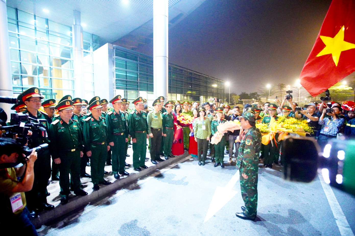Thiếu tướng Phạm Văn Tỵ, Phó Cục trưởng Cục Cứu hộ, Cứu nạn - Tổng chỉ huy các lực lượng của Quân đội nhân dân Việt Nam tham gia khắc phục hậu quả động đất tại Myanmar, báo cáo lãnh đạo Bộ Quốc phòng và Bộ Công an về việc hai đoàn công tác của hai bộ đã hoàn thành xuất sắc nhiệm vụ cứu hộ, khắc phục hậu quả động đất tại Myanmar.