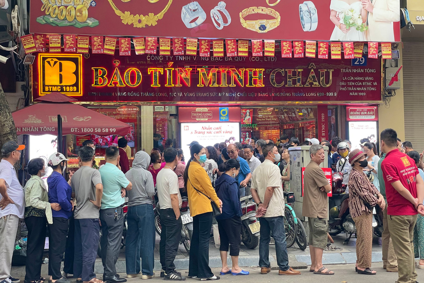 Bà V.A (Hai Bà Trưng, Hà Nội) cho biết ngày nào cũng xếp hàng mua vàng ở đây để mua vàng vì cửa hàng bán vàng nhỏ giọt, mỗi ngày mỗi người chỉ mua được một chỉ vàng.