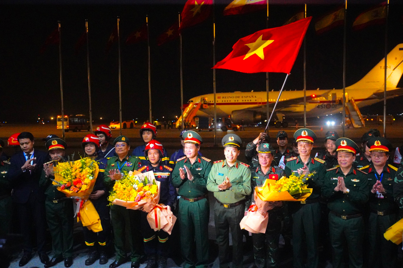 Đón lực lượng cứu hộ, cứu nạn tại sân bay quốc tế Nội Bài có Thượng tướng Vũ Hải Sản, Ủy viên Trung ương Đảng, Thứ trưởng Bộ Quốc phòng; Trung tướng Lê Văn Tuyến, Thứ trưởng Bộ Công an cùng đại diện lãnh đạo một số cơ quan, đơn vị.