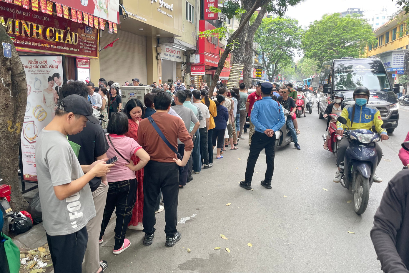 Khách hàng kiên nhẫn xếp hàng hàng giờ đồng hồ chỉ để mua từng chỉ vàng.