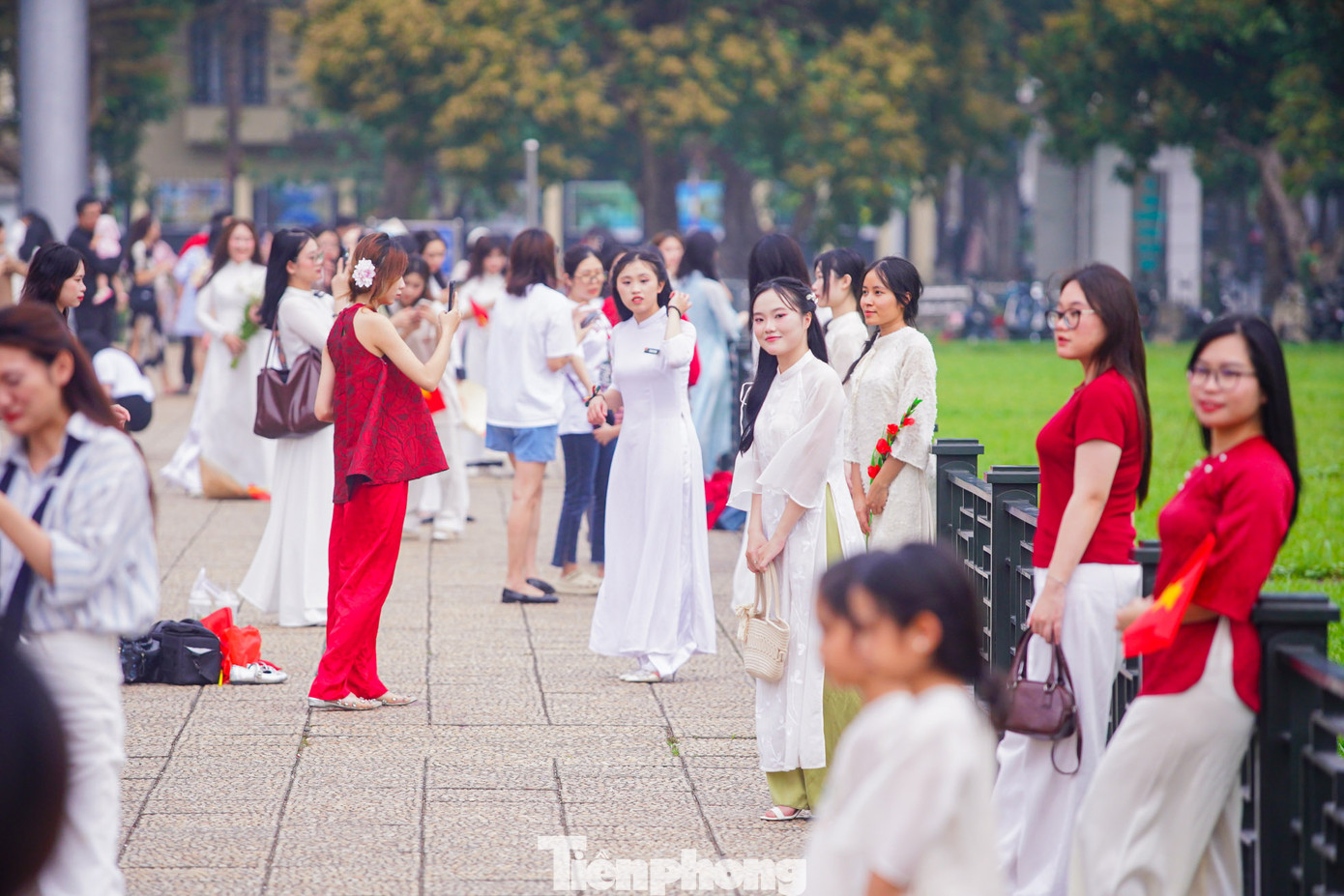 Ghi nhận của PV những ngày gần đây, đặc biệt là cuối tuần, dọc vỉa hè trên đường Độc Lập, phía trước Quảng trường Ba Đình rất đông người dân Thủ đô nô nức mặc áo dài và áo cờ... chụp ảnh và check-in cùng quốc kỳ trước thềm đại lễ 30/4.