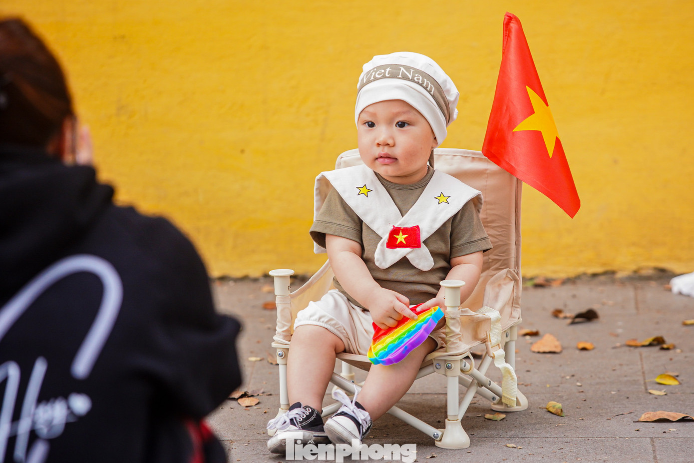 Nhiều em bé dưới 1 tuổi được phụ huynh sắm những trang phục đậm chất bộ đội xuất hiện tại Quảng trường Ba Đình.