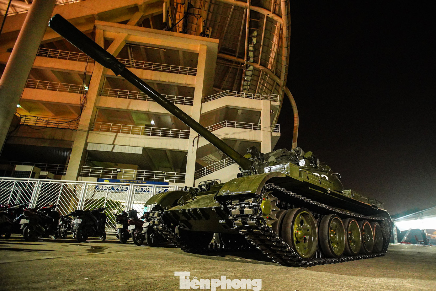 Chiếc xe tăng huyền thoại xuất hiện tại SVĐ Mỹ Đình.